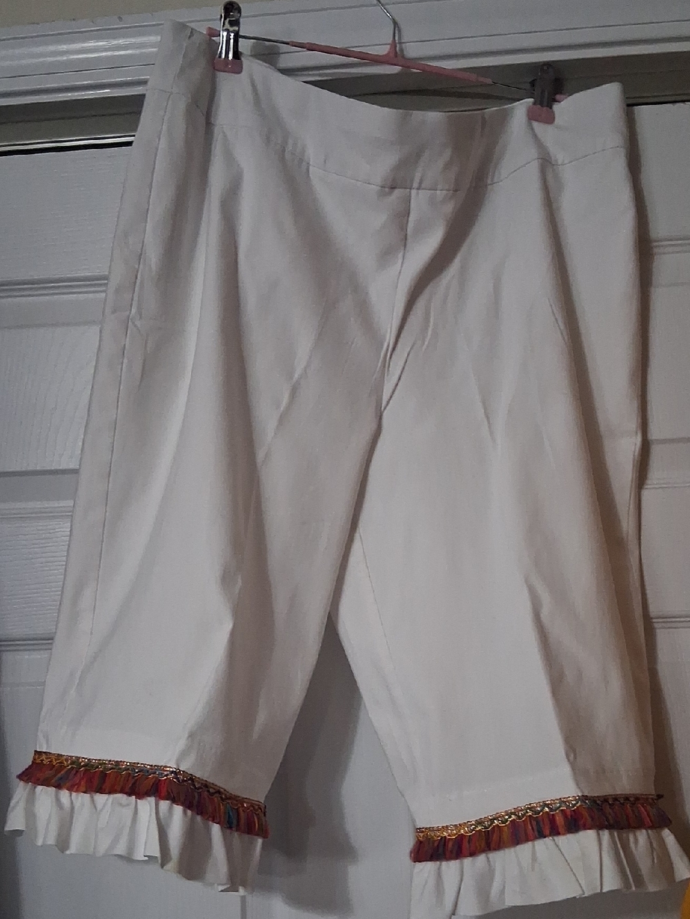 Embellished Chicos Sz 2.5 White Cropped Pants W/ Ruffled Hem & Colorful Trim $28